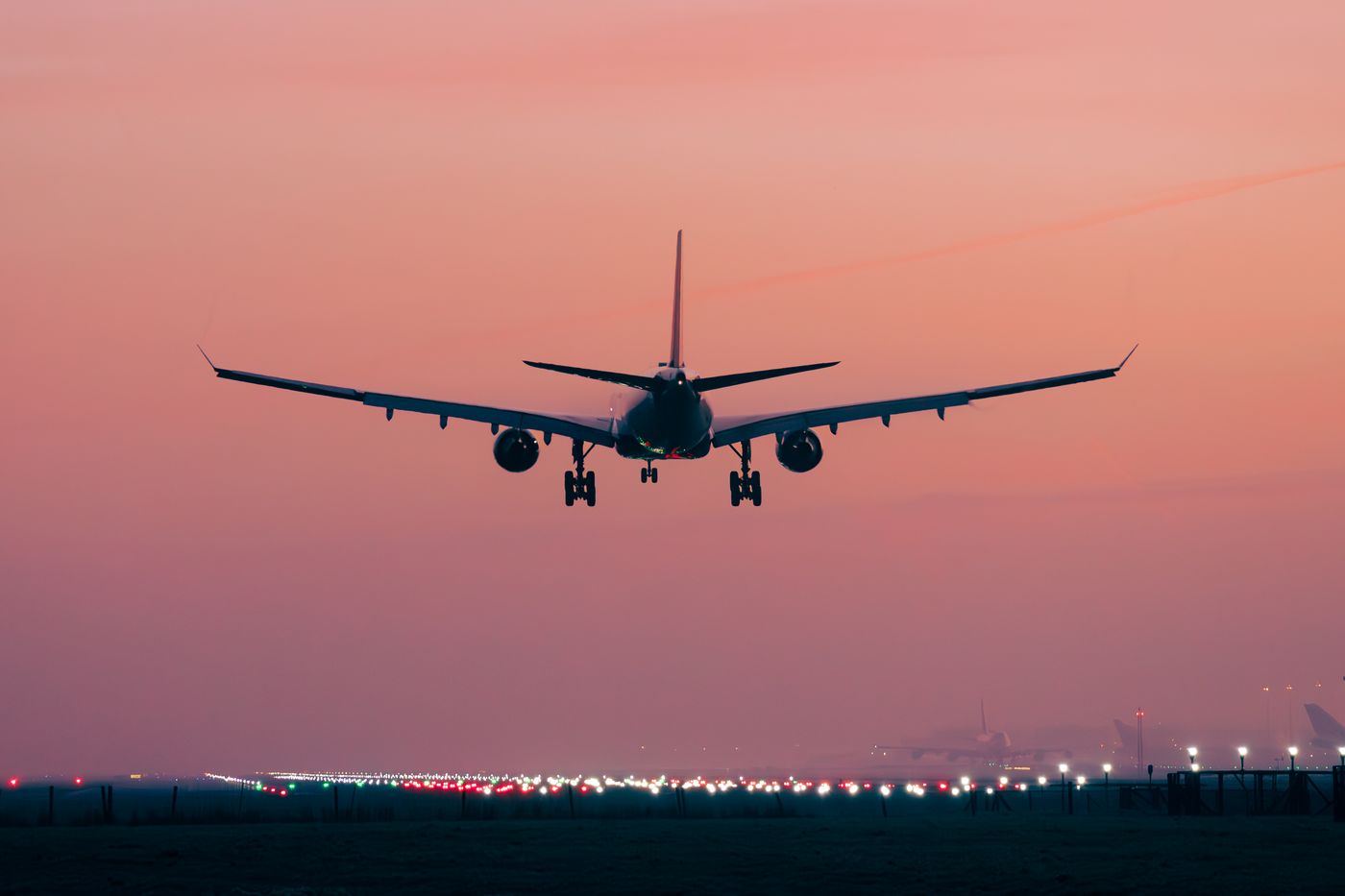 Avion en approche au crépuscule, pistes éclairées