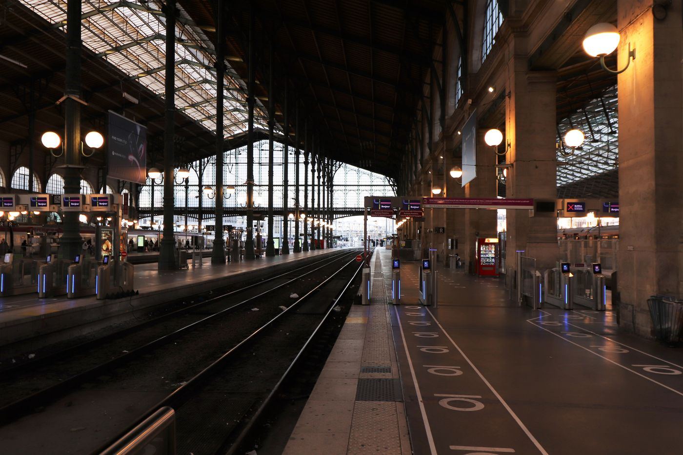 Quais de la Gare du Nord à Paris sous la verrière